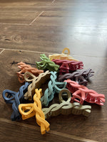 Load image into Gallery viewer, Matte Twisted Hair Claw