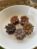 Load image into Gallery viewer, Daisy Matte Hair Claw
